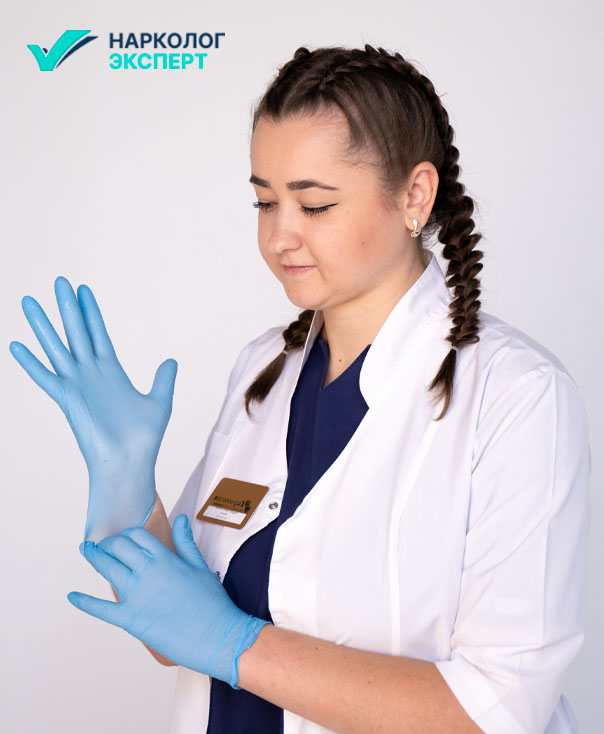 Медсестра надевает перчатки